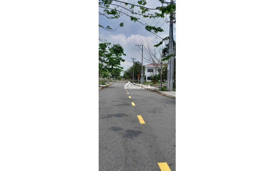 Bán đất sổ hồng chính chủ, gần công viên, mặt tiền đường 8m.