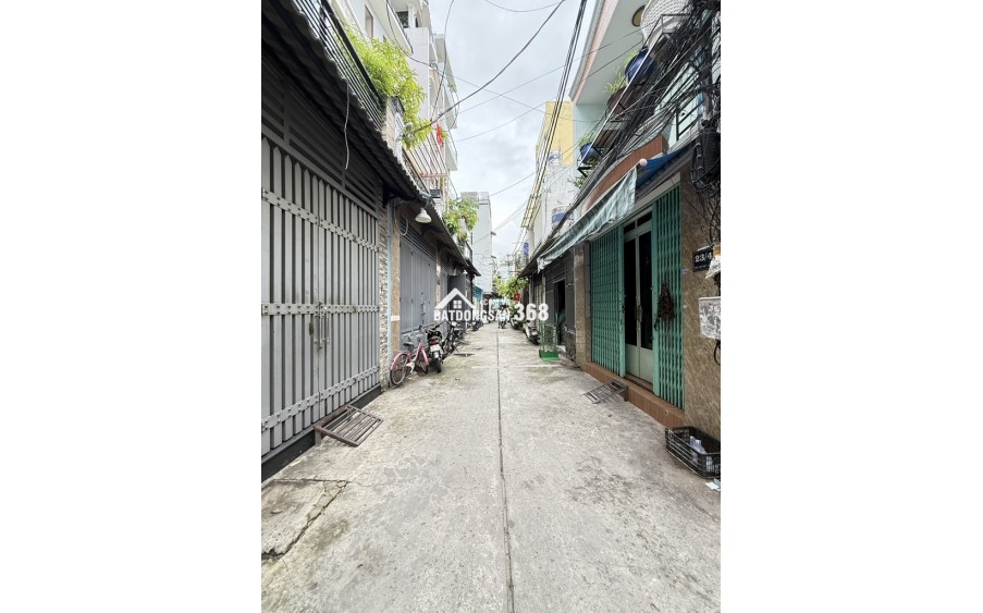 - Nhà cấp 4 1 trệt 1L cũ mua tiện xây mới, khu vực xung quanh xây 4-5 tầng sát bên.