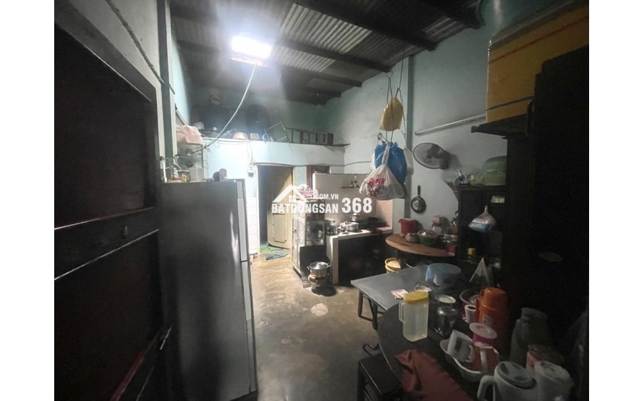 - Nhà cấp 4 1 trệt 1L cũ mua tiện xây mới, khu vực xung quanh xây 4-5 tầng sát bên.