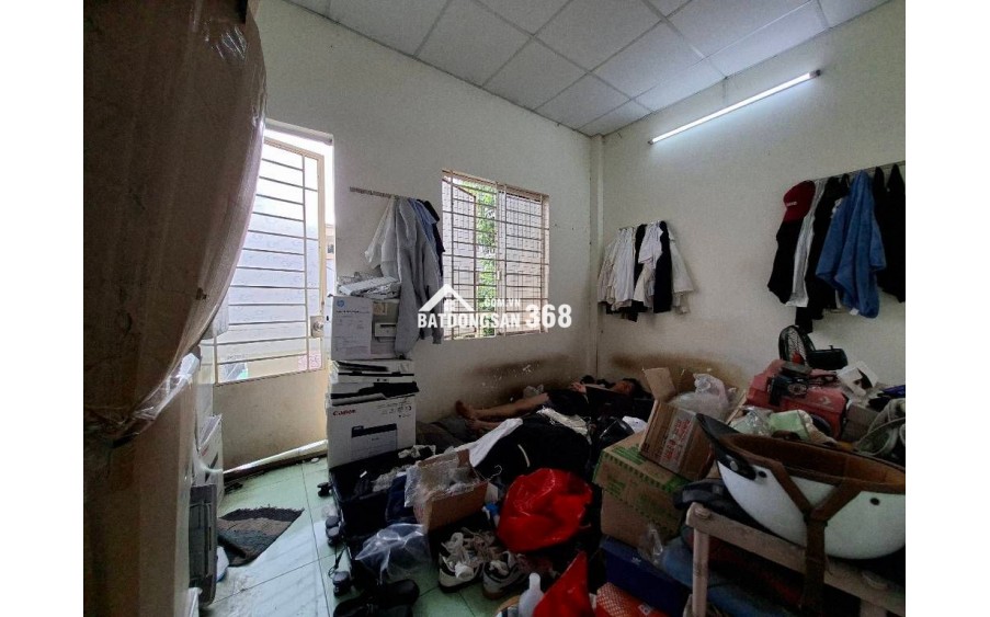 + Hiện Trạng: Nhà 2 tầng. Chủ để suốt, cho thuê buôn bán máy vi tính.