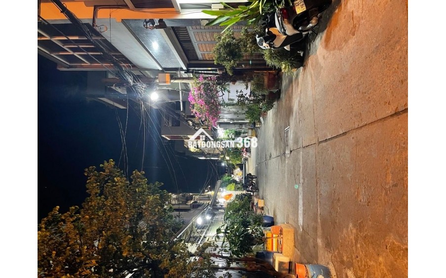 -Kết cấu : nhà 1 trệt 1 lửng, chia  làm 2 căn, vừa ở vừa cho thuê, tổng 4 phòng ngủ, 2 WC,  khu nhà cao tầng, dân trí.