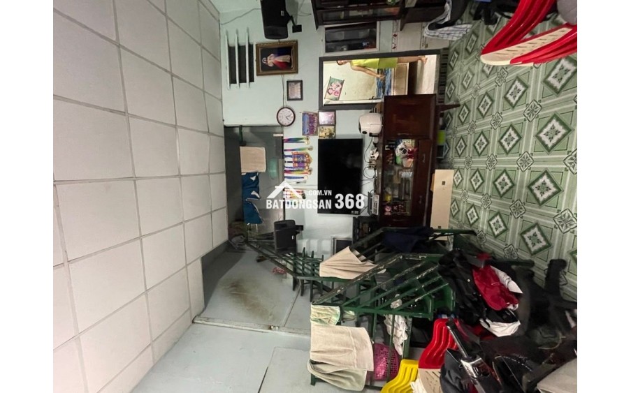 -Kết cấu : nhà 1 trệt 1 lửng, chia  làm 2 căn, vừa ở vừa cho thuê, tổng 4 phòng ngủ, 2 WC,  khu nhà cao tầng, dân trí.