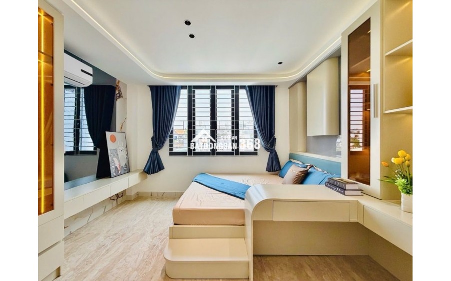 + Kết Cấu : 5 Tầng Sân Thượng , 4Pn khép kín , 6 Toilet , Phòng Karaoke , Phòng Khách , Bếp , sân sau , THANG MÁY , Trang bị full nội thất cao cấp…
