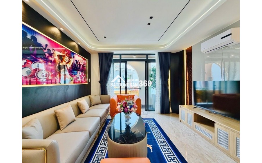 + Kết Cấu : 5 Tầng Sân Thượng , 4Pn khép kín , 6 Toilet , Phòng Karaoke , Phòng Khách , Bếp , sân sau , THANG MÁY , Trang bị full nội thất cao cấp…