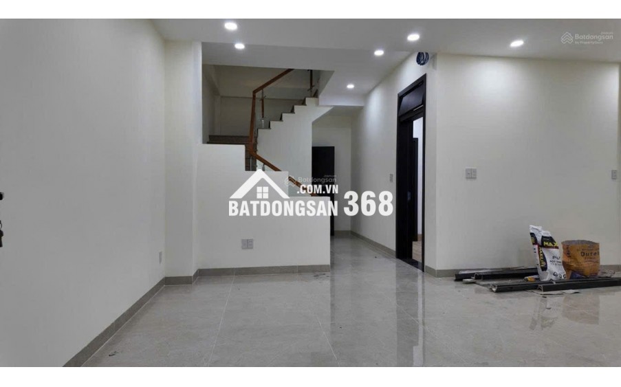 Bán Nhà 3 tầng Nguyễn Thiện Thuật sát chợ Đêm * Cách biển Trần Phú : 250m *
-Giá : 12 tỷ - LH: 0905.724.084 Ngọc Bích Land