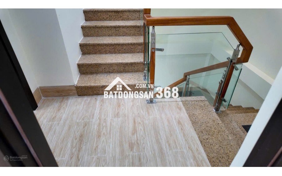 Bán Nhà 3 tầng Nguyễn Thiện Thuật sát chợ Đêm * Cách biển Trần Phú : 250m *
-Giá : 12 tỷ - LH: 0905.724.084 Ngọc Bích Land