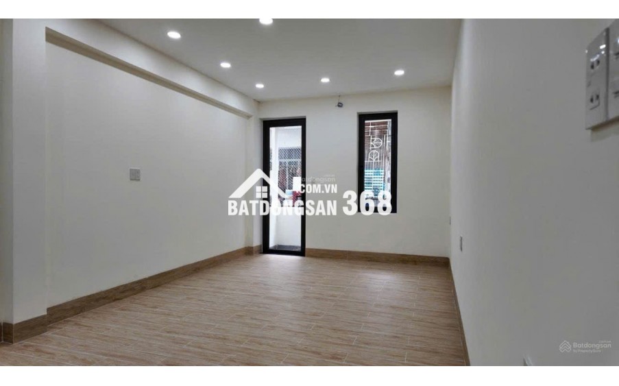 Bán Nhà 3 tầng Nguyễn Thiện Thuật sát chợ Đêm * Cách biển Trần Phú : 250m *
-Giá : 12 tỷ - LH: 0905.724.084 Ngọc Bích Land