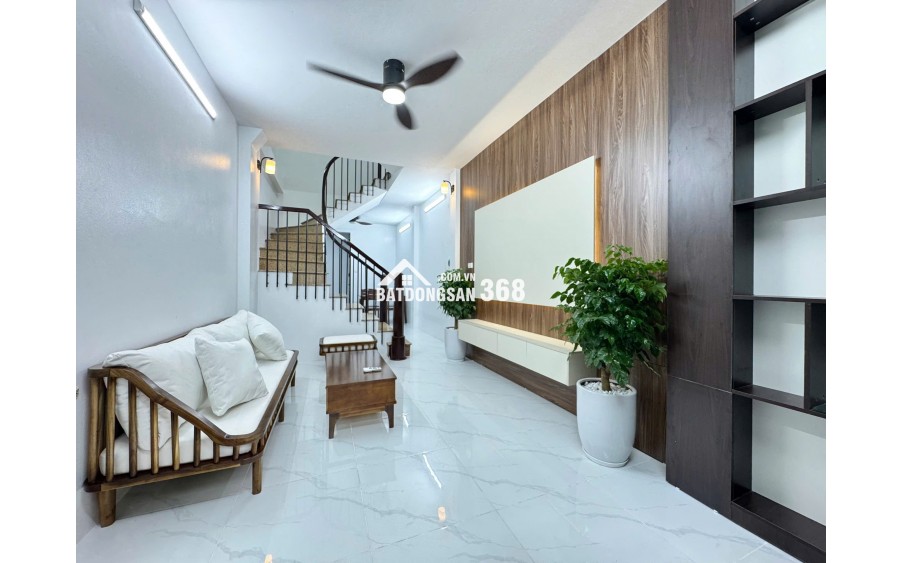 HÀNG HIÊM NGOC THỤY NGÕ THÔNG Ô TÔ .Ô TÔ ĐỖ CƯA  FULL NỘI THẤT