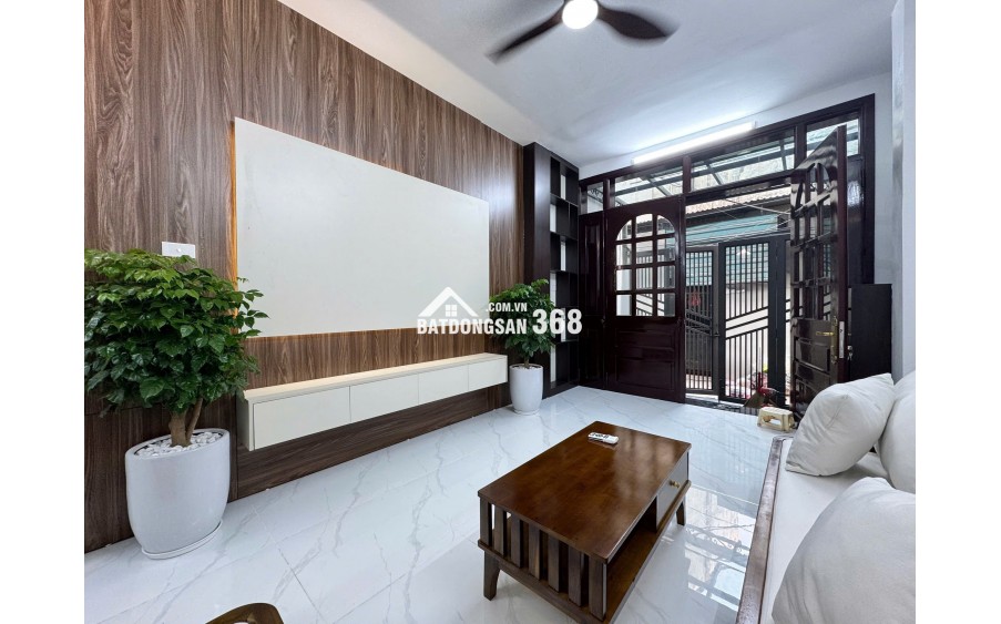 HÀNG HIÊM NGOC THỤY NGÕ THÔNG Ô TÔ .Ô TÔ ĐỖ CƯA  FULL NỘI THẤT