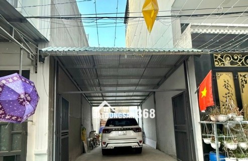 + Khu vực xây quy mô 1 trệt + lửng 2 lầu sân thượng, xung quanh hàng xóm toàn cao tầng.