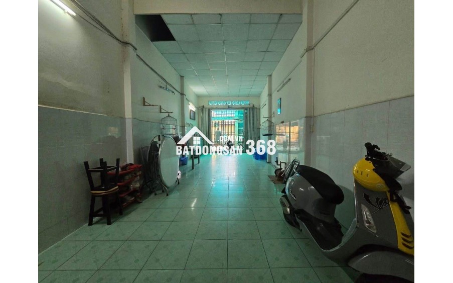 Nhà nở hậu 8m, mặt sau nhà dự phóng đường 12m ra mặt tiền, gần sân bay.