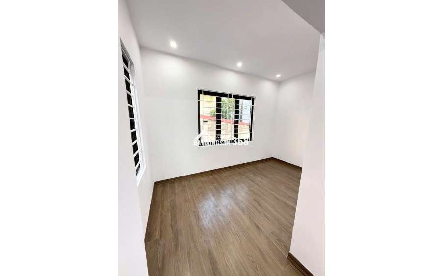Bán nhà phố miếu hai xã, 3 mặt thoáng