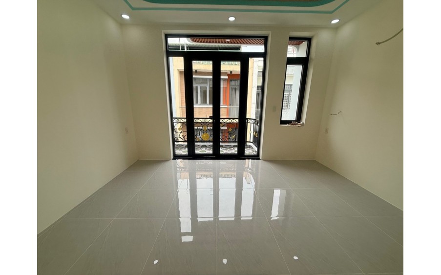 NHÀ HẺM XE TẢI 3 TẦNG  GẦN VINCOM THỦ ĐỨC
