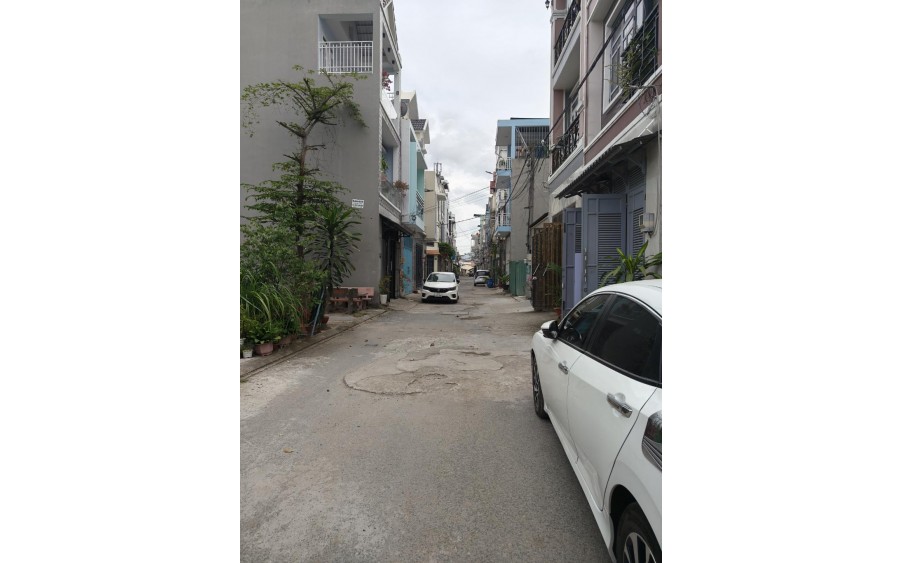 NHÀ HẺM XE TẢI 3 TẦNG  GẦN VINCOM THỦ ĐỨC