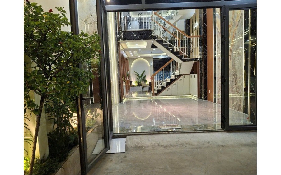 Nhà phố 5 tầng. Dân trí cao, đầy đủ dịch vụ tiện ích
