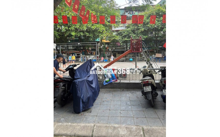 Bán nhà tầng 1 khu tập thể Nghĩa Tân 55m², ô tô đỗ cửa, sổ đỏ chính chủ, vị trí đẹp