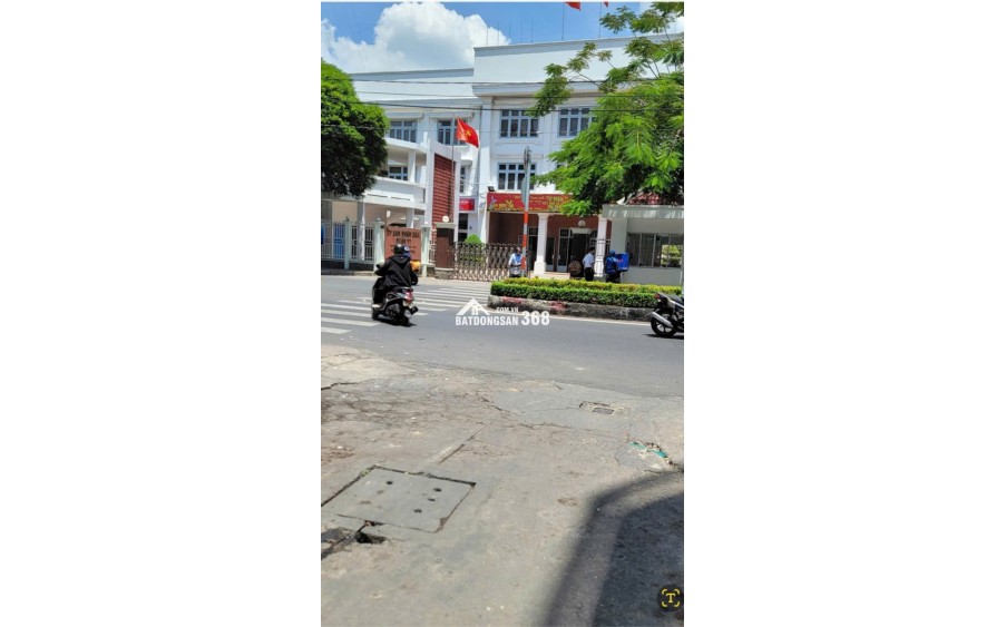 Bán nhà cấp 4 suốt có 1 gác gỗ ngay trung tâm Đầm Sen Q11