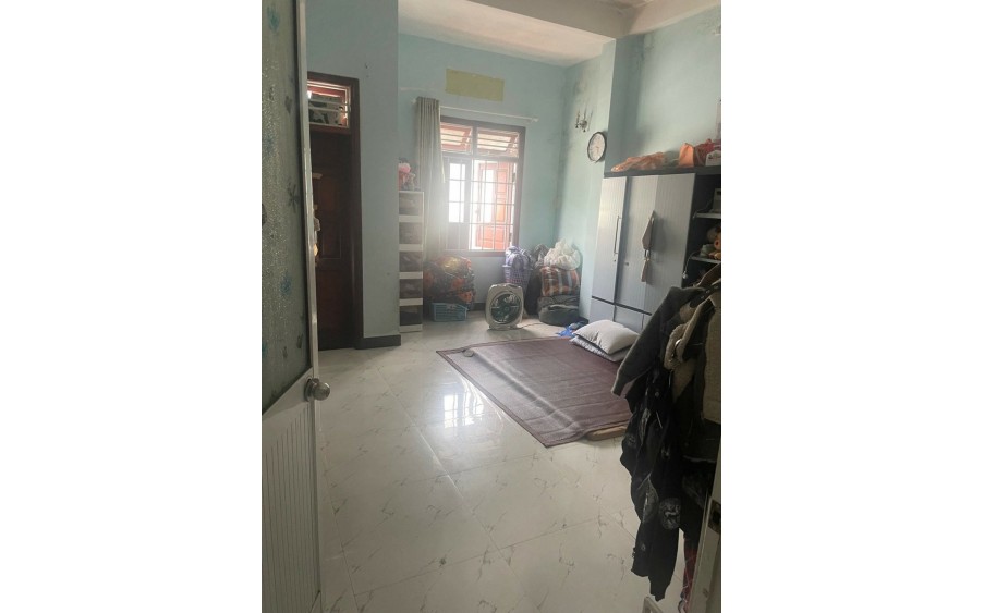 LÔ GÓC 2 MẶT KIỆT LÊ ĐỘ – DÒNG TIỀN 8TR/THÁNG  Nhà 3 tầng, 46m², lô góc 2 mặt kiệt 3m, cách ô tô chỉ 20m.  3PN, 3WC, công năng đầy đủ,