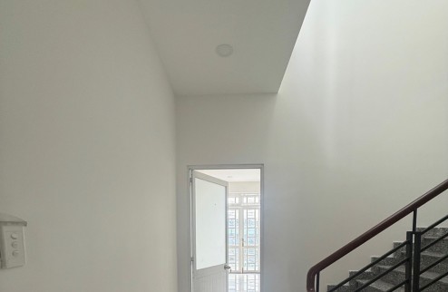 Nhà phố 1 xẹt đường Nguyễn Văn Quá.Đầy đủ tiện ích, khu vực yên tĩnh