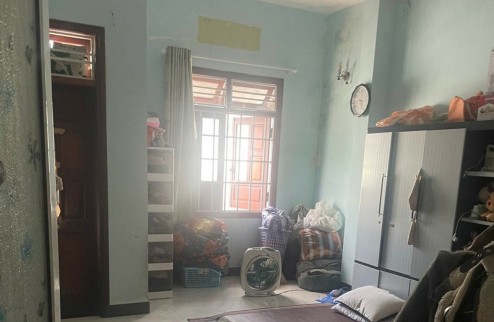LÔ GÓC 2 MẶT KIỆT LÊ ĐỘ – DÒNG TIỀN 8TR/THÁNG  Nhà 3 tầng, 46m², lô góc 2 mặt kiệt 3m, cách ô tô chỉ 20m.  3PN, 3WC, công năng đầy đủ,