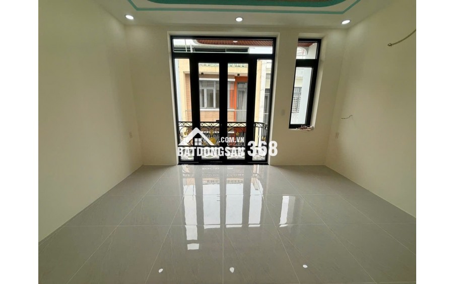 LONG BÌNH - 3 TẦNG BTCT - HẺM XE HƠI 8M - SÁT VINHOMS 5 PHÚT!