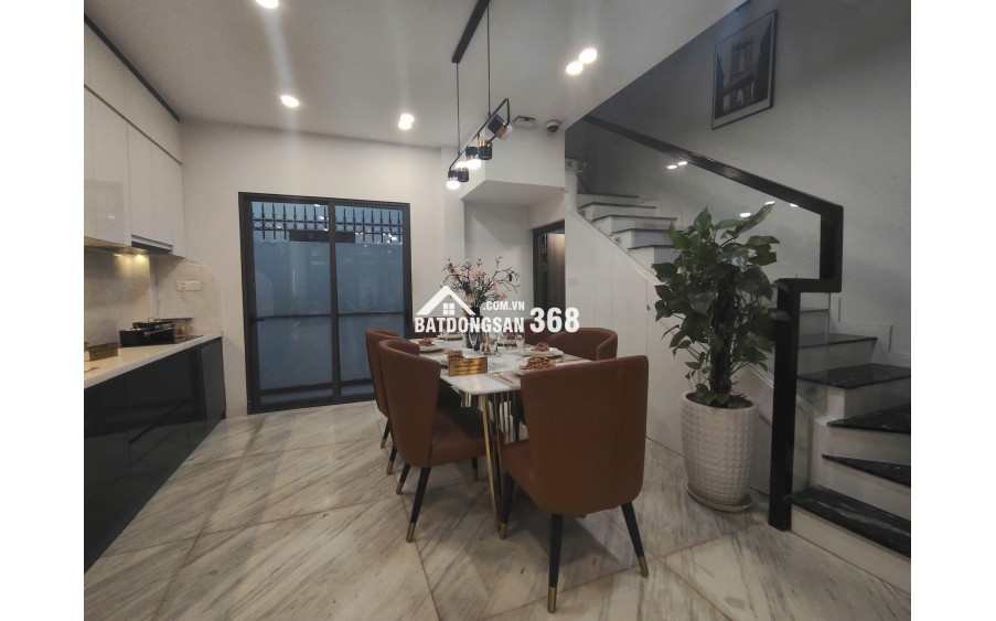 Nhà 1 trệt 2 lầu mới xây, gần ngã tư Miếu Ông Cù, Thuận An