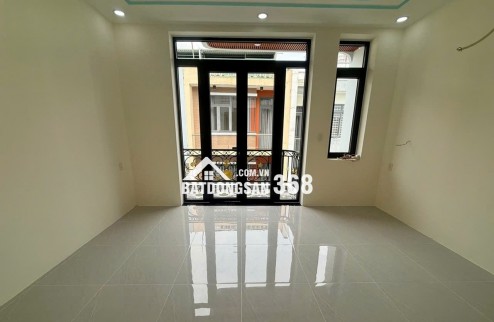 LONG BÌNH - 3 TẦNG BTCT - HẺM XE HƠI 8M - SÁT VINHOMS 5 PHÚT!