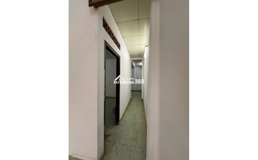 Cần bán nhà 2 mặt hẻm, gần đường Nguyễn Thị Huê, Bến xe An Sương và chợ Cây Me.  Diện tích: 5m x 19m. Kết cấu: 1 lửng, 3 phòng ngủ, 2 WC