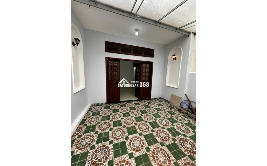 Cần bán nhà 2 mặt hẻm, gần đường Nguyễn Thị Huê, Bến xe An Sương và chợ Cây Me.  Diện tích: 5m x 19m. Kết cấu: 1 lửng, 3 phòng ngủ, 2 WC