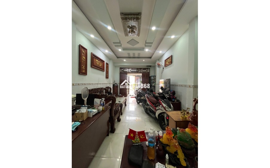 Lô góc 2 mặt tiền, đường xe tải tránh nhau.  Diện tích: 181m², full thổ. Gồm 1 căn nhà 4 tầng với 4 phòng ngủ, 4 WC và 1 khu xưởng riêng.