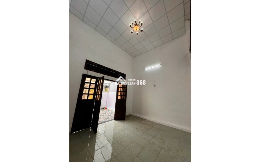 Cần bán nhà 2 mặt hẻm, gần đường Nguyễn Thị Huê, Bến xe An Sương và chợ Cây Me.  Diện tích: 5m x 19m. Kết cấu: 1 lửng, 3 phòng ngủ, 2 WC
