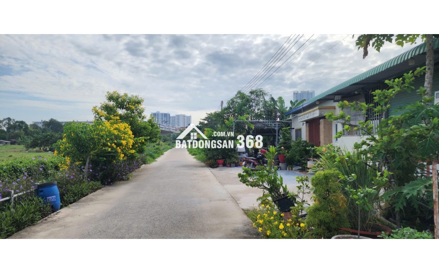 Chủ cần bán đất tặng căn nhà cấp 4. đang cho thu nhập ổn định. giá cực tốt chỉ ngang với giá nhà sổ chung.