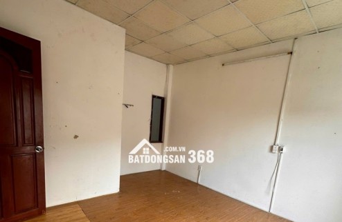 Cần bán nhà 2 mặt hẻm, gần đường Nguyễn Thị Huê, Bến xe An Sương và chợ Cây Me.  Diện tích: 5m x 19m. Kết cấu: 1 lửng, 3 phòng ngủ, 2 WC