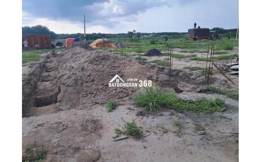 Cần bán lô đất 270m2 cạnh bên căn nhà đang xây tại trung tâm Chơn Thành