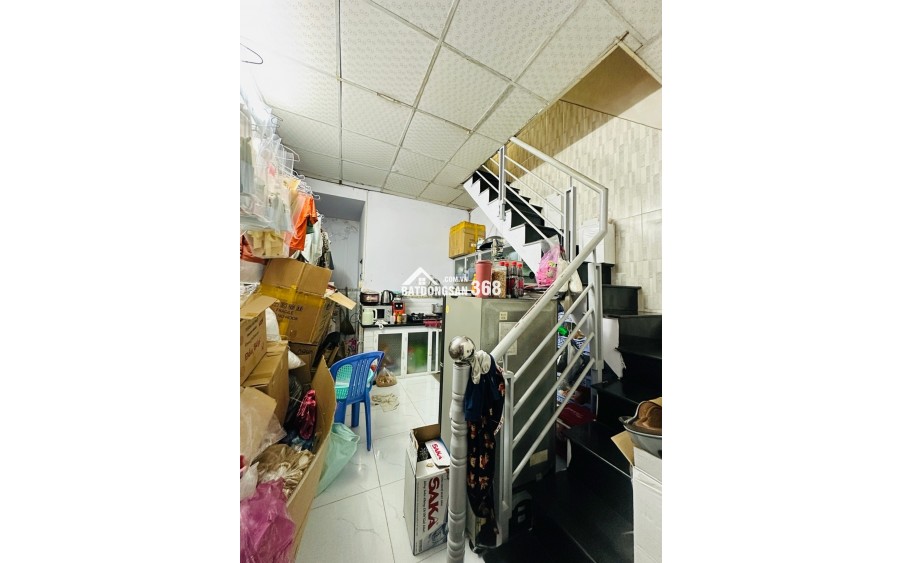 - Hẻm 4m ô tô đỗ cửa, khu nhà cao tầng xung quanh.