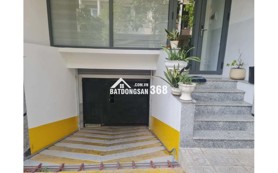 Căn Hộ Dịch Vụ , GS ngay Go Dĩ An , 1 hầm 4 tầng , Thang máy , 8 Phòng