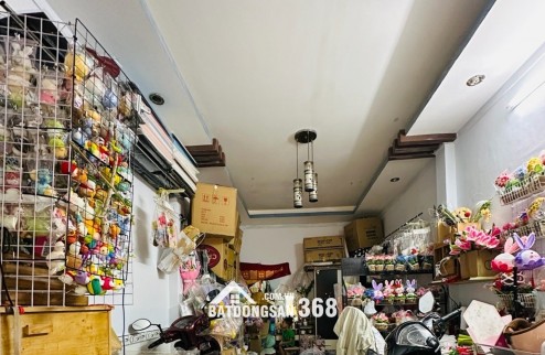 - Hẻm 4m ô tô đỗ cửa, khu nhà cao tầng xung quanh.