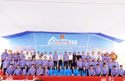 Hàng hiếm bám quốc lộ 6 sát hà đông gần cổng trường đại học